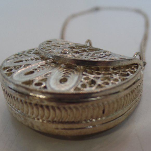 Unbranded Silvertone Purse Opens/Closes Very Ornate Design Adj to 18" Necklace - Picture 2 of 11